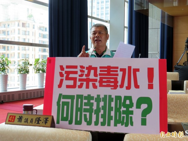 台中市議員蕭隆澤要求環保局加強監測潭子加工區地下水污染情形。（記者張菁雅攝）