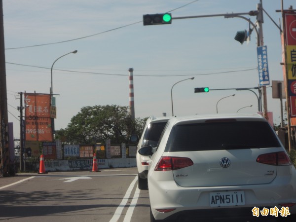 新竹縣政府評估竹北市沿河街改為西向單行道試行期間，確可避免交通衝突，也大幅降低交通事故發生率，決議仍維持目前單行道的方式。（記者廖雪茹攝）