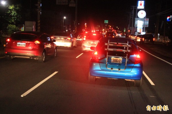 5月29日車潮直到深夜才消退。（記者陳彥廷攝）