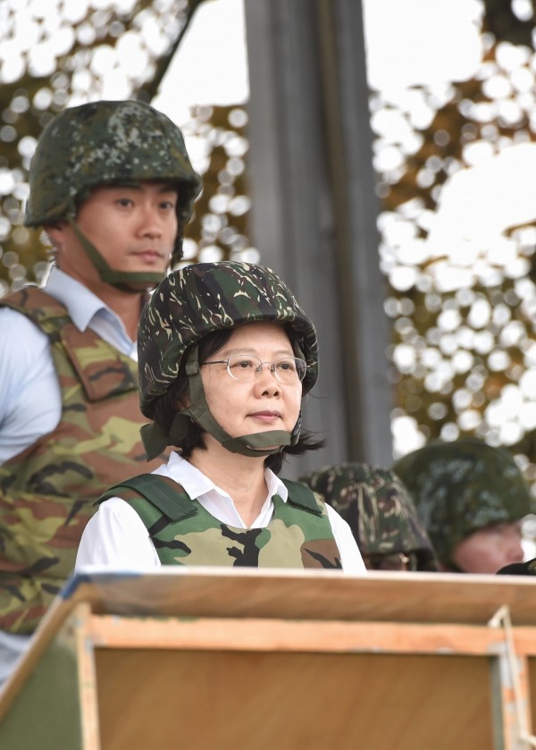 總統蔡英文將在6月3日參加海安9號演習，在海巡署安排下登上宜蘭艦全程校閱操演。圖為蔡英文參加漢光33號演習。（資料照，記者方賓照攝）