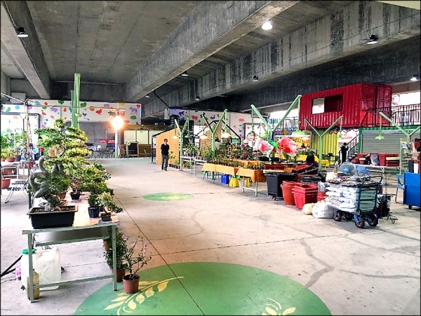 桃園假日農業創意市集營運一年多，停車也很方便，但幾乎沒有人、車潮。（市議員呂淑真提供）