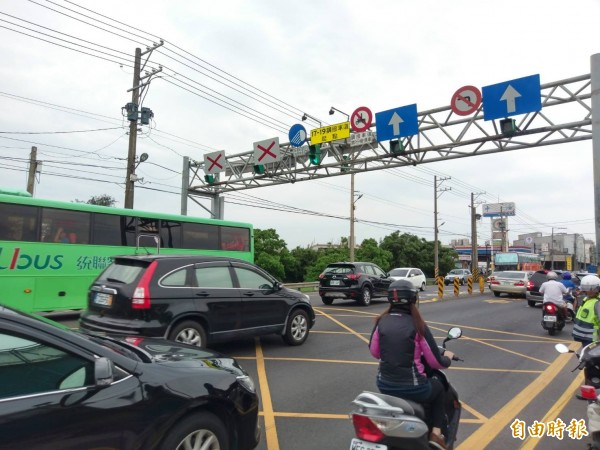 大園區中正東路是桃園市少數實施調撥車道地區。（記者謝武雄攝）