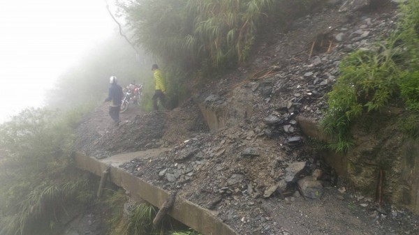 最近山區天氣狀況不穩定，能高越嶺道西段屯原登山口0K至1K之間己有坍方落石，林務局南投林管處決暫時封閉，開放高繞路線通行。（林務局南投林管處提供）