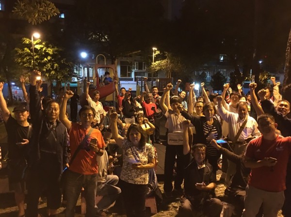 台灣寶可夢迷在台北三重開元公園抗議日本任天堂公司胡亂封鎖玩家。(記者鄭旭凱翻攝) 台灣寶可夢迷在台北三重開元公園抗議日本任天堂公司胡亂封鎖玩家。(記者鄭旭凱翻攝)