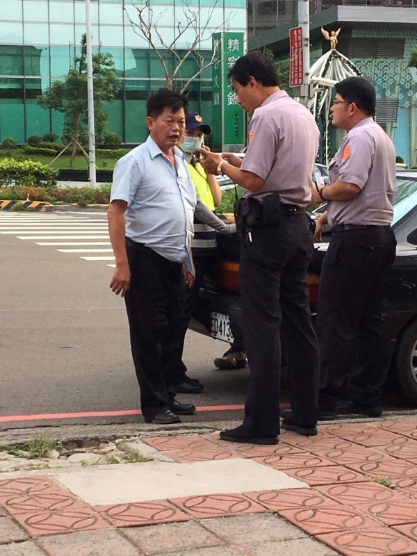 新竹縣議員林昭錡（左）酒駕被新竹市警方逮捕。（莊姓網友提供）