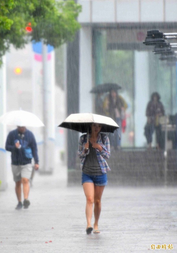 彭啟明表示，鋒面前緣及西南風增強，今對流陣雨增多，接下來也會有一段持續降雨數日的過程。（資料照，記者黃志源攝）