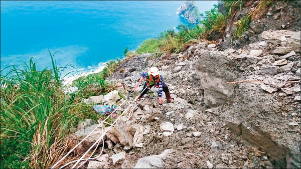 公路總局調度5名蜘蛛人攀上山壁搶修蘇花公路落石情況。（營造廠商提供）