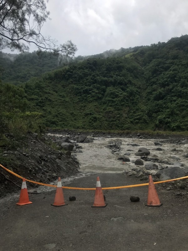 嘉義縣阿里山鄉豐山村受豪雨影響，對外聯絡的溪底便道溪水暴漲致交通中斷。（記者曾迺強翻攝）