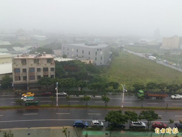 桃園市各區陸續出現豪大雨。（記者鄭淑婷攝）