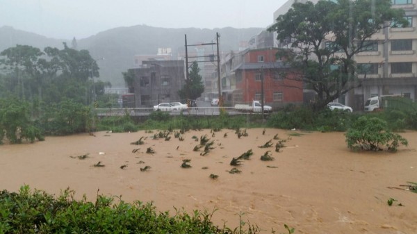 豪大雨灌爆北海岸地區，圖為石門地區區公所旁水溝溢流。（新北市政府提供）