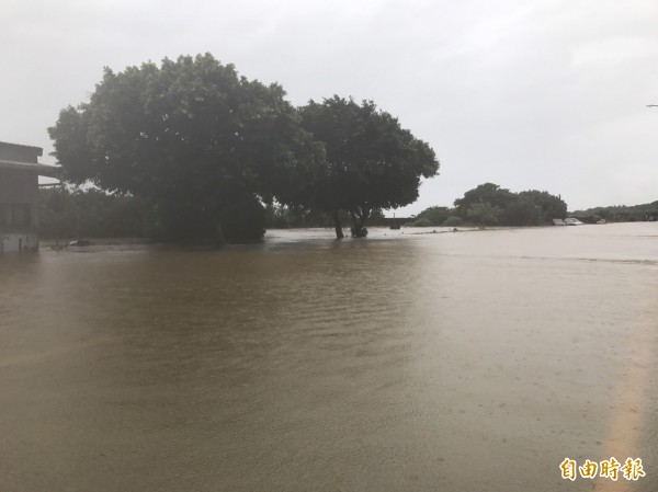 凌晨持續不斷的豪大雨，造成北海岸三芝、石門、金山一帶成一片汪洋。（記者葉冠妤攝）