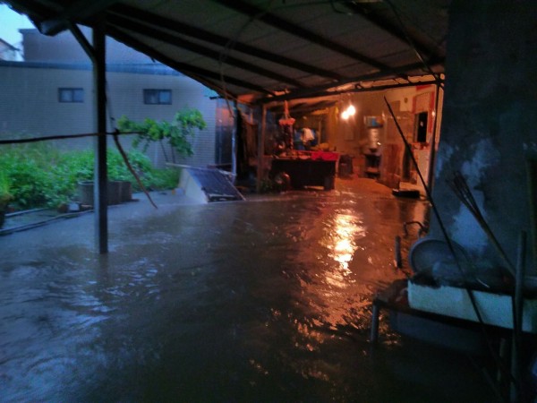 三芝區超大豪雨，大水沖進民宅。（新北市消防局提供）