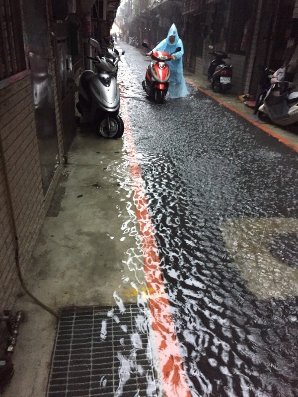 北市士林區今上午12時累積雨量已達80毫米，部分路面水淹及腳踝。（記者張議晨翻攝）