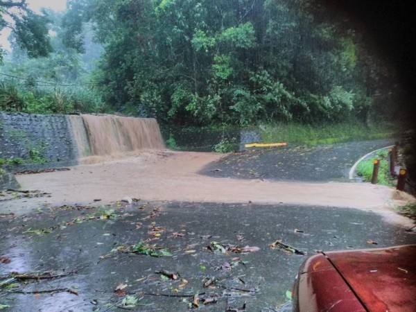 苗栗縣泰安鄉雨勢不斷，致鄉內道路出現積水及落石、坍方。（圖：泰安鄉公所提供）