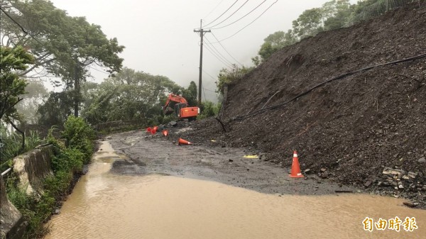 仁愛鄉投89線力行產業道路指標49至52K處多處坍方，交通受阻。（記者佟振國攝）