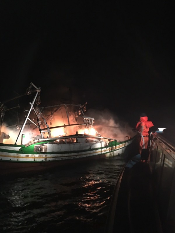 蘇澳港外海今天凌晨發生火燒船，火勢相當猛烈，船上3名船員幸運獲救。（記者江志雄翻攝）