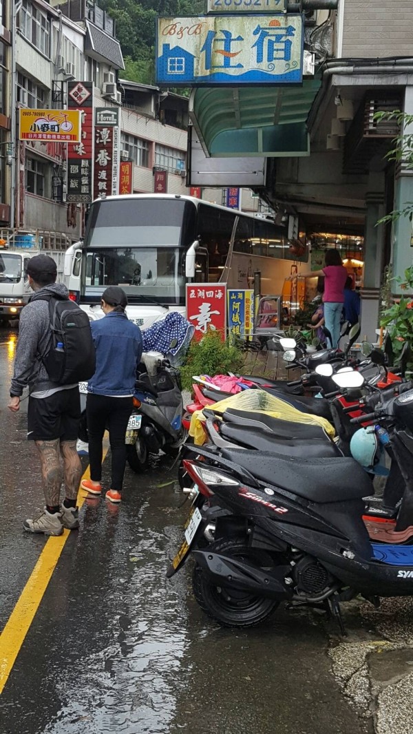 一輛在日月潭的台灣好行客運，停妥後疑似煞車失靈，竟一路倒退撞到對向店家，引發不小騷動。（記者劉濱銓翻攝）