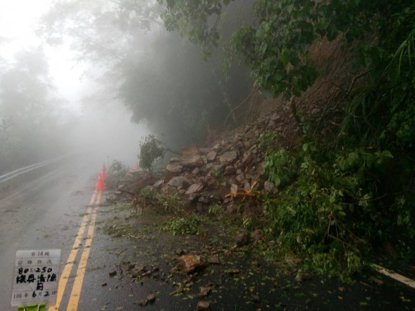 嘉義縣山區降雨猛烈，台18線（阿里山公路）77公里後（十字村）出現零星坍方落石。（公路總局第五區工程處阿里山工務段提供）