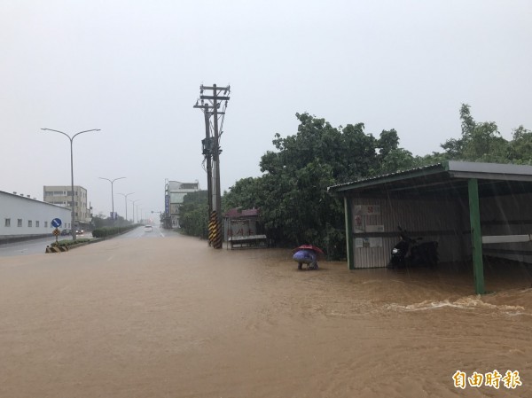 基隆市基金一路受暴雨侵襲，傳出有6位民眾等公車時被水流沖散，5人獲救後無大礙，但1名女童送醫搶救。圖為暴雨後新北地區淹水狀況。（記者葉冠妤攝）