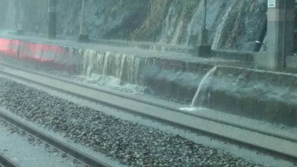 三貂嶺車站受大雷雨影響，軌道已遭淹沒。（台鐵局提供）