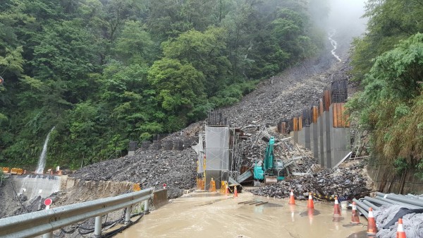 中橫97.7K發生土石流，施工機具部分遭掩埋，道路中斷，預計明日下午5點搶通。（記者李忠憲翻攝）