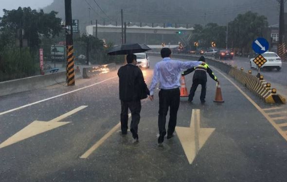 黃國昌冒雨勘災、全身濕透遭諷「作秀」，時代力量無奈回應。（圖擷取自「立法委員黃國昌」臉書頁）