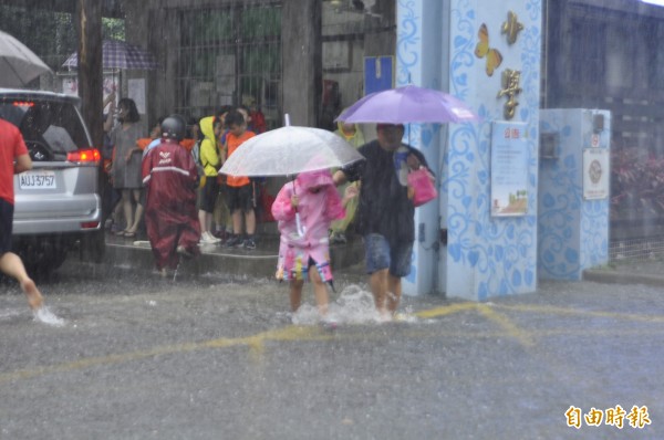 滂沱雨勢讓民眾非常狼狽。（記者周敏鴻攝）