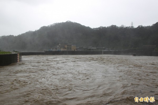 在豪雨影響下，基隆河上游河川今水位高漲，員山子分洪道開始分洪。（記者林欣漢攝）