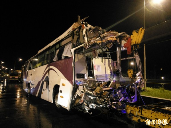 國道3號發生客運追撞貨櫃車事故，造成客運車頭全毀。（記者劉濱銓攝）