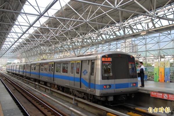 今網路傳出由於豪大雨，北捷部分路線暫停營運？捷運公司澄清，捷運路線今日均正常營運，切莫輕信網傳謠言。（捷運公司提供）