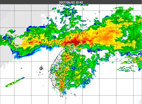 目前梅雨鋒面逐漸南壓，已經開始接觸到大台北及桃竹地區，這些地方也將開始出現強降雨與陣風。（中央氣象局）