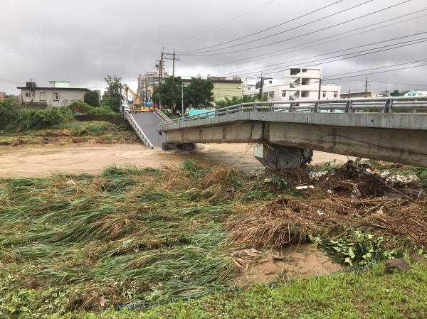 新北市金山三界壇地區與金山老街聯絡的交通孔道磺溪橋，今天早上不堪大雨沖刷，斷成兩截，民眾須改道行駛。（新北市政府提供）