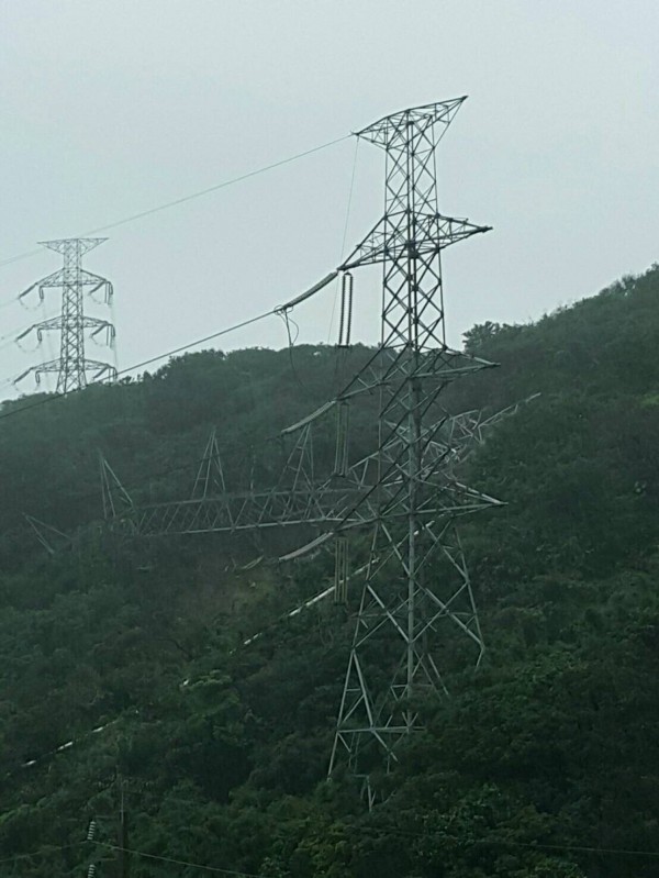 核一廠輸電鐵塔因暴雨倒塌，造成核一二號機跳機，原能會初步確認無安全疑慮。（台電提供）