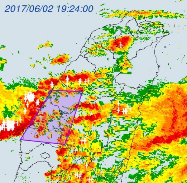 中央氣象局晚間7點30分也針對台中市、彰化縣、南投縣、雲林縣發布大雷雨即時訊息，持續時間到晚間8點30分。（翻攝自中央氣象局）