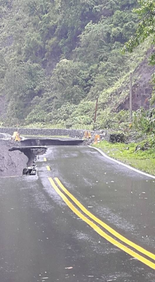 台20線勤和里至桃源國中路段，路基淘空，復興以上3里再成孤島。（記者黃佳琳翻攝）