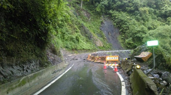 台7線49.8公里處大曼路段，因土石流造成交通阻斷，預計明9點恢復通車。（復興工務段提供）