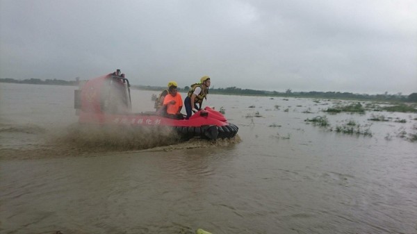 大雨導致各地傳出淹水災情，內政部指示警消、空中勤務總隊全力投入救災行動。（內政部提供）