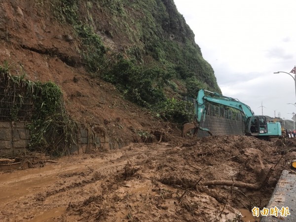 石門區北海高爾夫球場至王公橋路段，山坡坍落，民眾路過驚呼猶如走山。（記者葉冠妤攝）