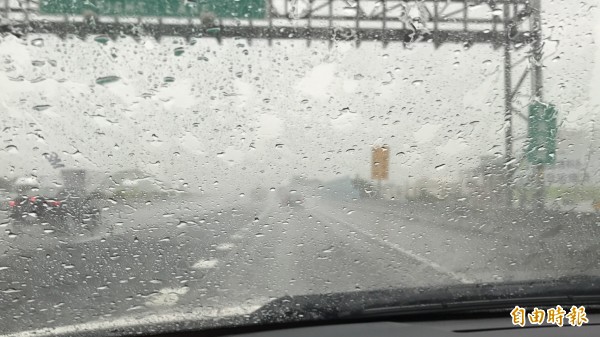 大雨導致路滑，一轎車在國道3號發生車禍，一家4口被送往醫院急救。（資料照，記者湯世名攝）