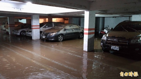 昨天一場豪雨造成北市大湖山莊街不少地下停車場淹水，許多車輛淪為泡水車，民眾只能申請減稅，無法獲得補償。（記者張議晨攝）