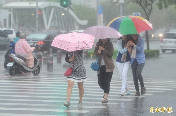 中央氣象局指出，今天（3日）全台持續不穩定，尤其中南部地區有明顯雨勢。（資料照，記者黃志源攝）