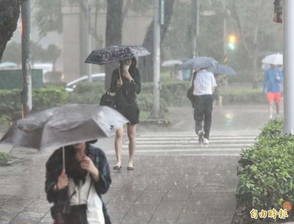 昨暴雨襲擊北台灣，今滯留鋒面南移，北部民眾雖可鬆口氣，但不能就此鬆懈。（資料照，記者方賓照攝）