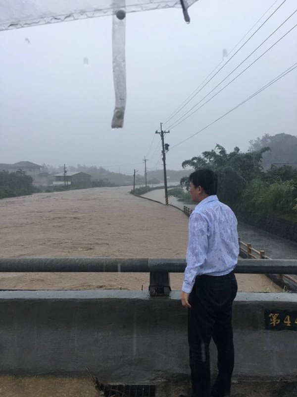 時代力量立委黃國昌昨日勘災時無雨具可用，全身淋濕。（圖片擷取自「立法委員黃國昌」臉書）