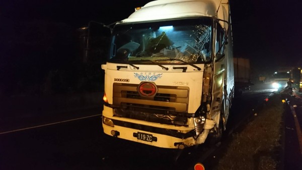 宜蘭縣一輛聯結車自撞分隔島，路燈倒對向車道，重機騎士撞上，2名駕駛送醫。（記者簡惠茹翻攝）