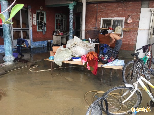 雲林縣大埤鄉豐田村積水已退，住戶忙著清理家園。（記者林國賢攝）