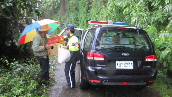 和平警方將自己的民生物資送給受困的民眾。（記者李忠憲翻攝）