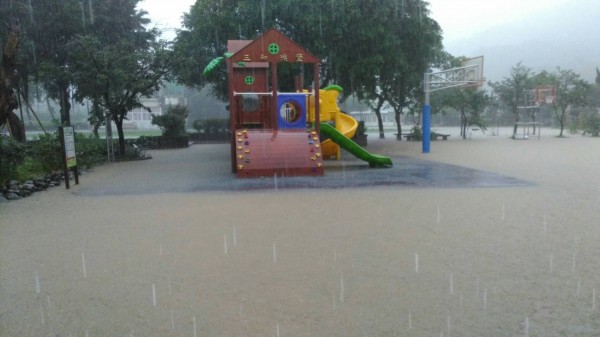 金山區三和國小上週因豪雨造成積淹水，學校遊戲場全泡湯。（教育局提供）