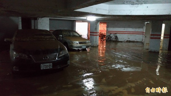 台北市2日因為梅雨鋒面發生豪大雨，導致台北市北投、士林、中山及內湖都傳出淹水情形，其中內湖區大湖山莊災情最為嚴重。（記者張議晨攝）