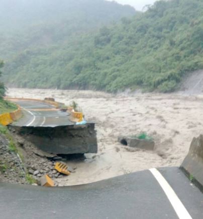 高雄台29線那瑪夏臨11便道2k路段流失120公尺路基。（公路總局提供）