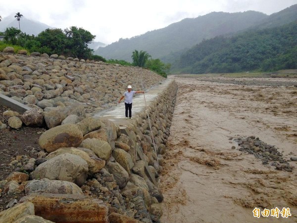 圖為那瑪夏消防隊護岸災後復建工程。（資料照，記者陳文嬋攝）